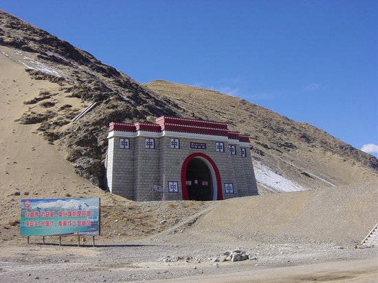 „Tunel okrgu N’eu” (tyb. sN’eu rdzong brag phug; chi. Liuwu suidao): „Walczcie z paskowyem i brakiem tlenu. Flaga elektryfikacji wstrzsa grami Kunlun. Strzecie bezpieczestwa i twrzcie narodowy model doskonaoci. Linia Qinghai-Tybet wzorem prestiu. Chiska Grupa Biura Elektryfikacji Kolei”
