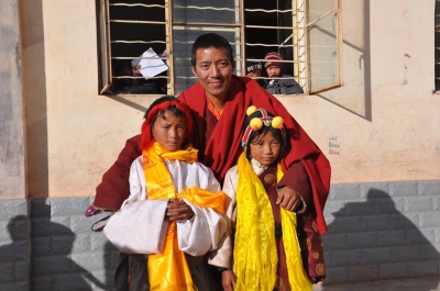 khenpokharceopatnangczenzatrzymanychengdu6grudnia2013dzieci_400