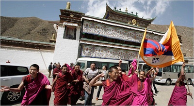 labrang9kwietnia2008mnisidziennikarze_400