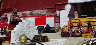 oserbuddyzmtybetanskiwwydaniupartiigandan2012mnisipolicjastrazacy_400