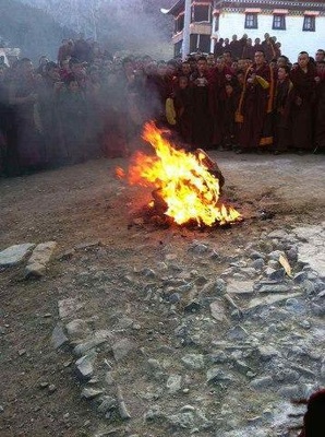 samospaleniemnichdzoge8grudnia2012_400